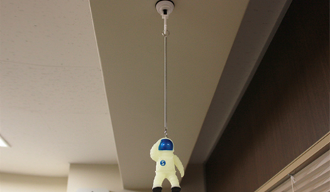 天井やカーテンレールに吊り下げて使用します。